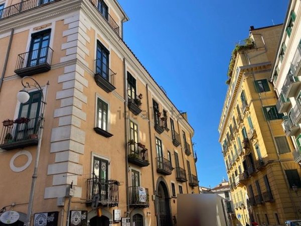 locale commerciale in vendita a Salerno in zona Centro Città