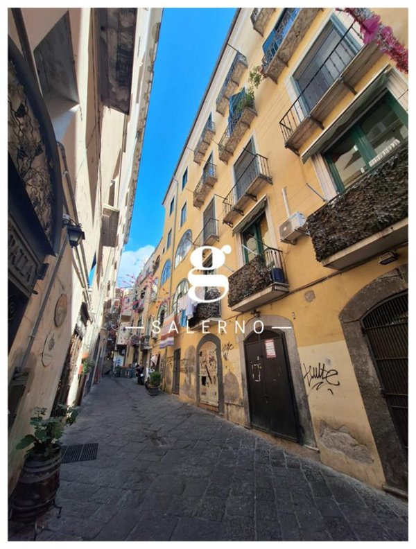 negozio in vendita a Salerno in zona Centro Città