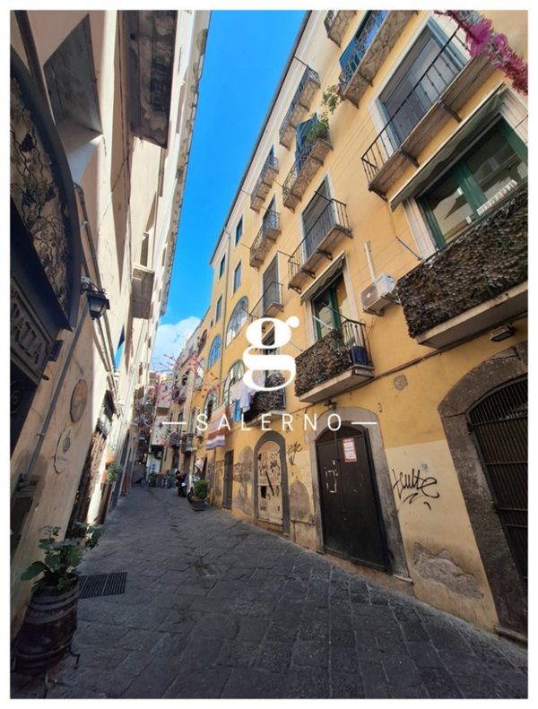 negozio in vendita a Salerno in zona Centro Città