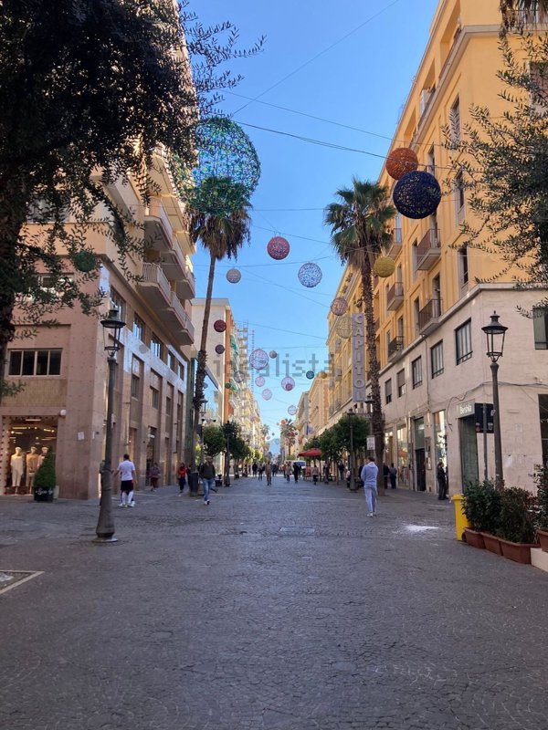 locale commerciale in vendita a Salerno in zona Centro Città
