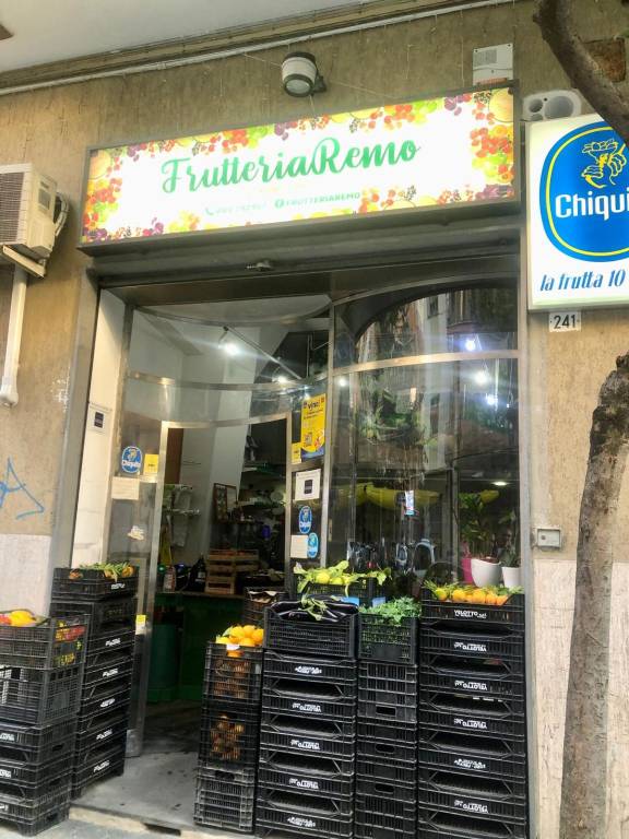 negozio in vendita a Salerno in zona Gelsi Rossi