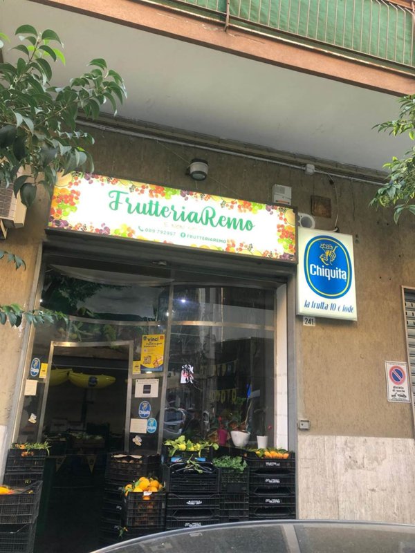 negozio in vendita a Salerno in zona Gelsi Rossi