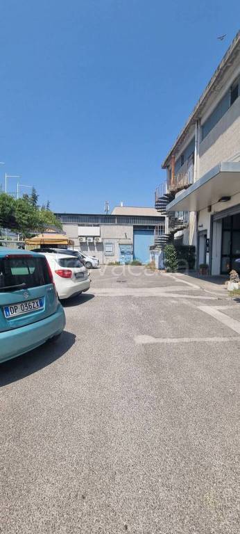 locale commerciale in vendita a Salerno in zona Zona Industriale