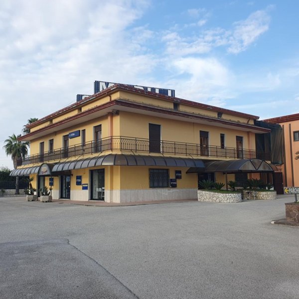 locale commerciale in vendita a Salerno