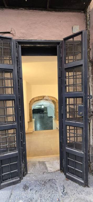 negozio in vendita a Salerno in zona Centro Città