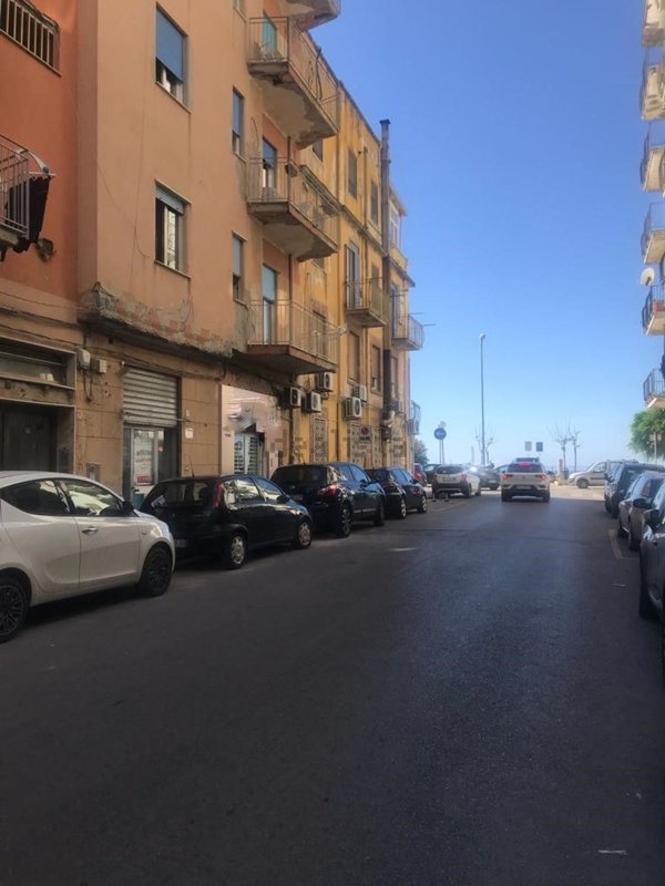 locale commerciale in vendita a Salerno in zona Mercatello