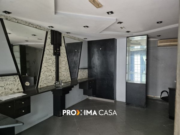 negozio in vendita a Salerno in zona Pastena