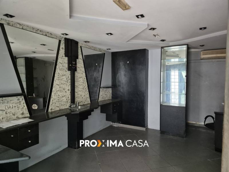 negozio in vendita a Salerno in zona Pastena