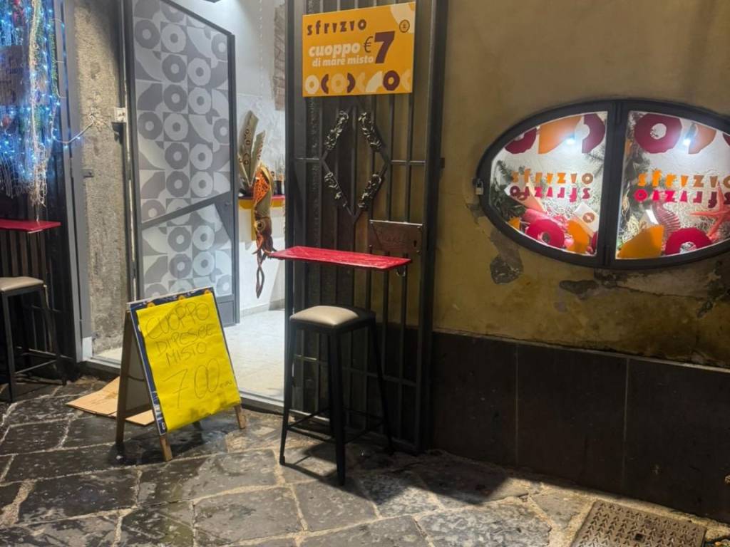 negozio in vendita a Salerno in zona Centro Città