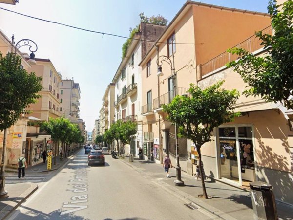 negozio in vendita a Salerno in zona Centro Città