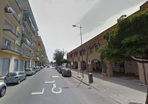 locale commerciale in vendita a Salerno