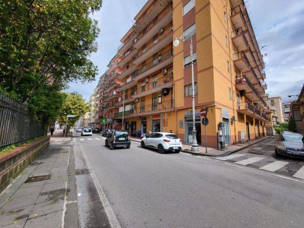 negozio in vendita a Salerno in zona Pastena
