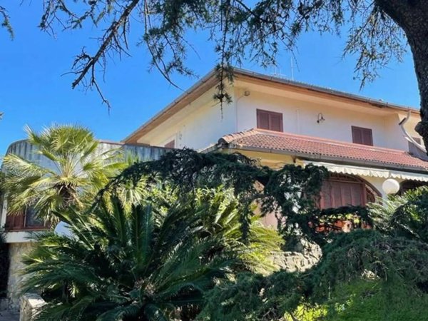 casa indipendente in vendita a Salerno in zona Porto