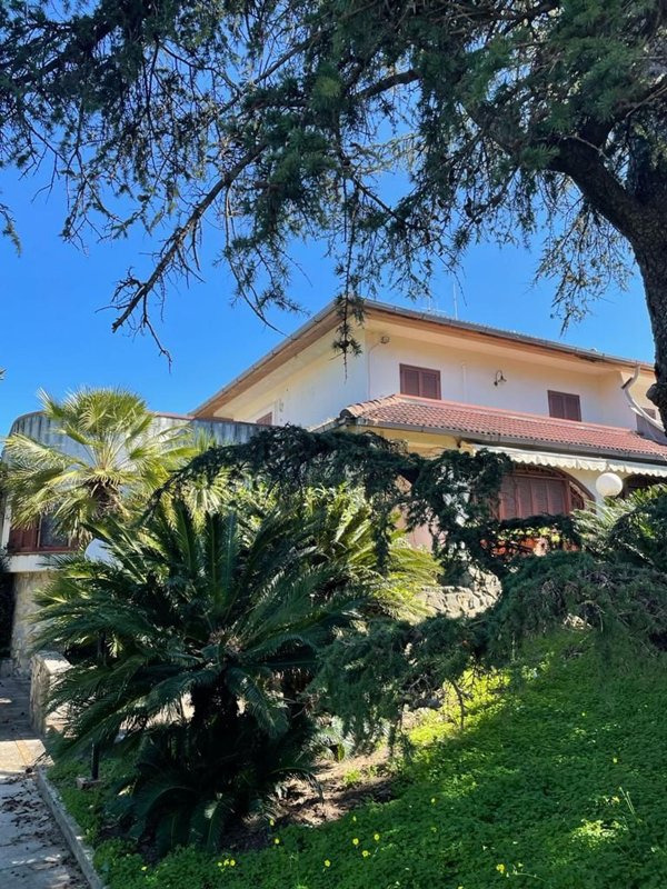 casa indipendente in vendita a Salerno in zona Porto
