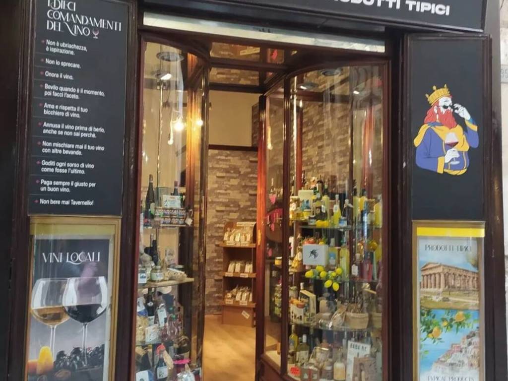 negozio in vendita a Salerno in zona Centro Città