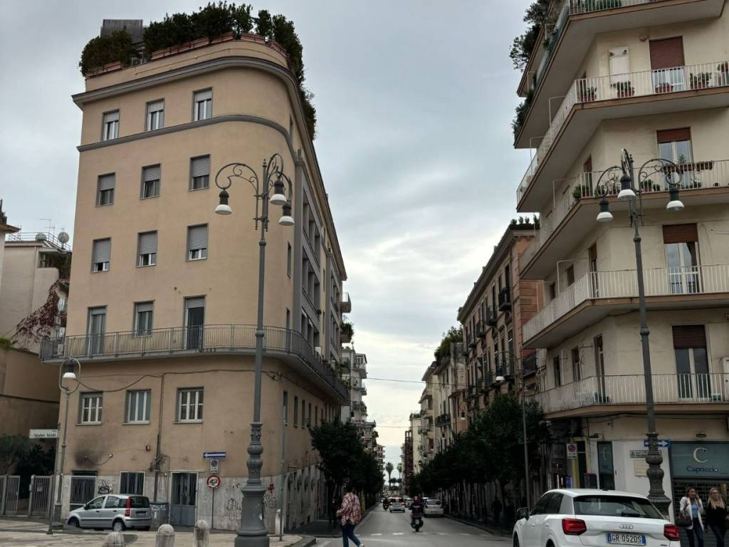 negozio in vendita a Salerno in zona Centro Città