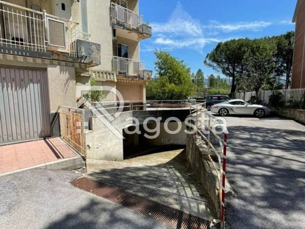 negozio in vendita a Salerno in zona Torrione
