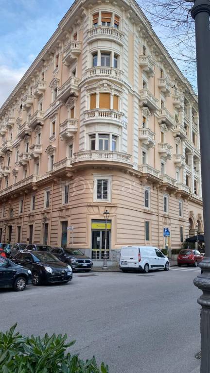 negozio in vendita a Salerno in zona Centro Città