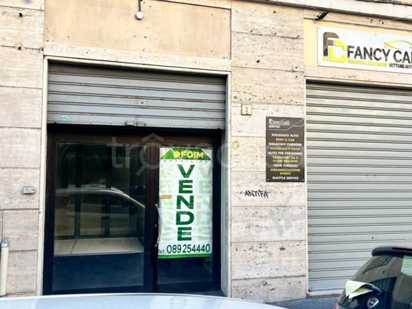 negozio in vendita a Salerno in zona Centro Città