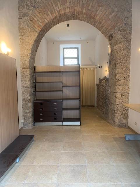 negozio in vendita a Salerno in zona Arce-Vernieri