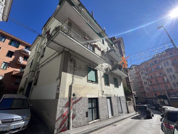 locale commerciale in vendita a Salerno