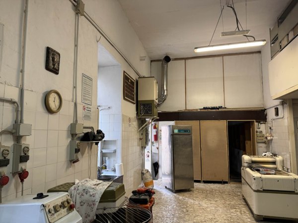 negozio in vendita a Salerno in zona Centro Città