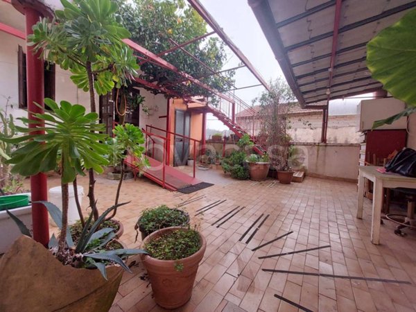 casa indipendente in vendita a Salerno in zona Centro Città