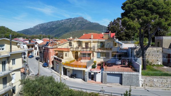 casa indipendente in vendita a Salerno in zona Piegolelle-San Bartolomeo