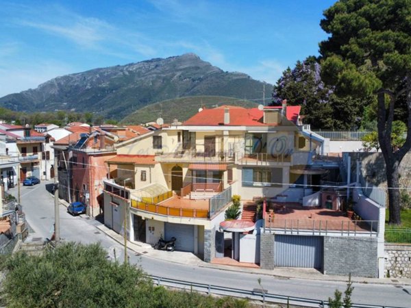 casa indipendente in vendita a Salerno in zona Piegolelle-San Bartolomeo