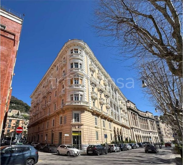 negozio in vendita a Salerno in zona Centro Città