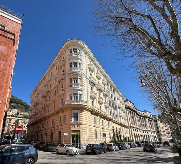 negozio in vendita a Salerno in zona Centro Città