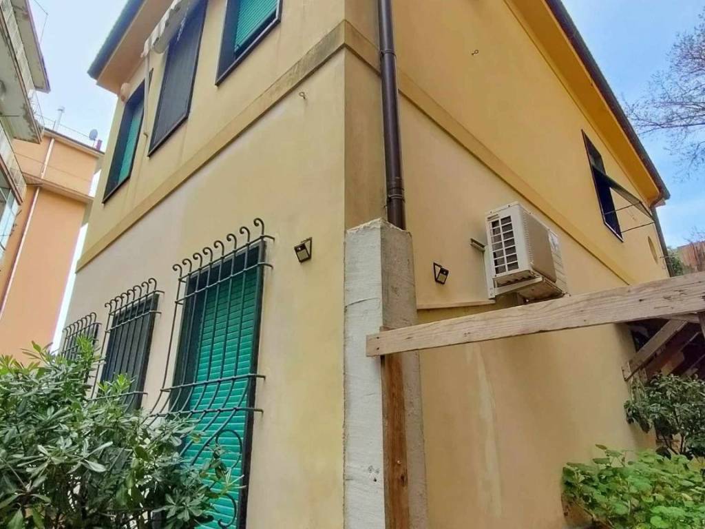 casa indipendente in vendita a Salerno in zona Arce-Vernieri