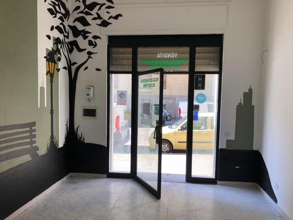 negozio in vendita a Salerno in zona Torrione