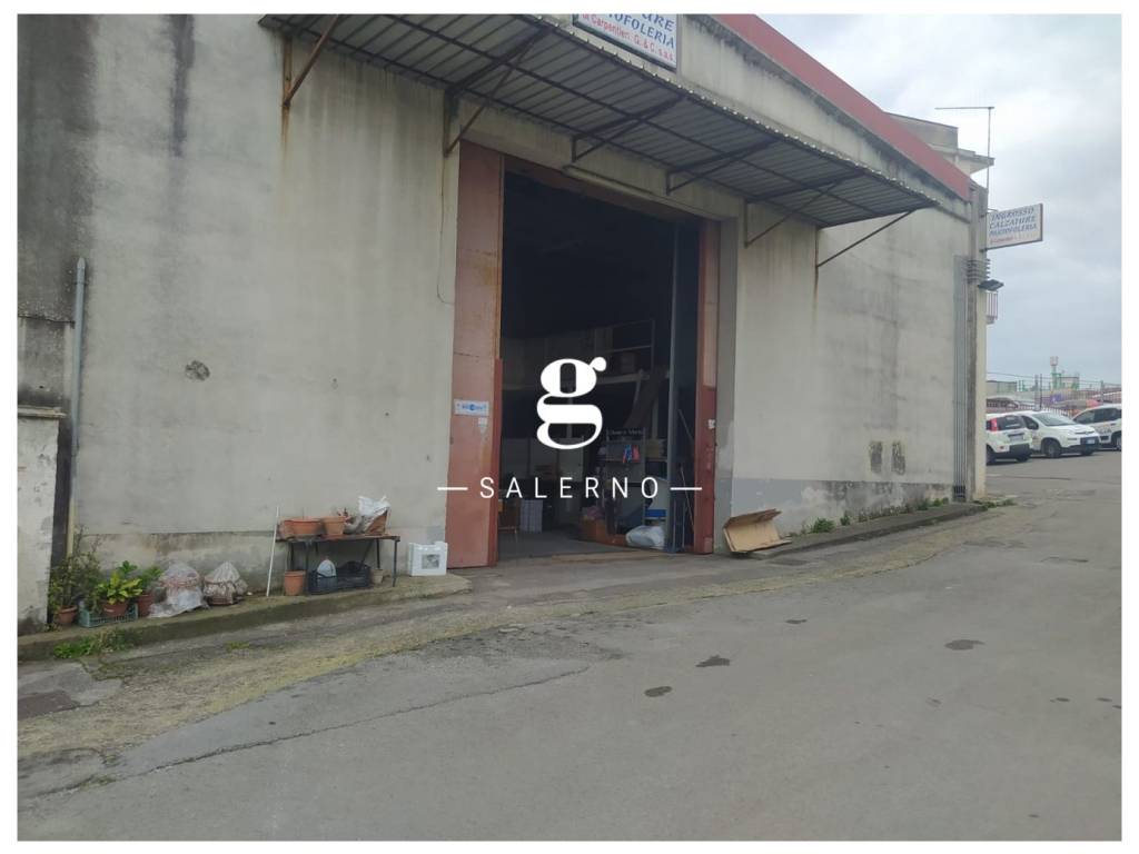 locale commerciale in vendita a Salerno in zona Zona Industriale