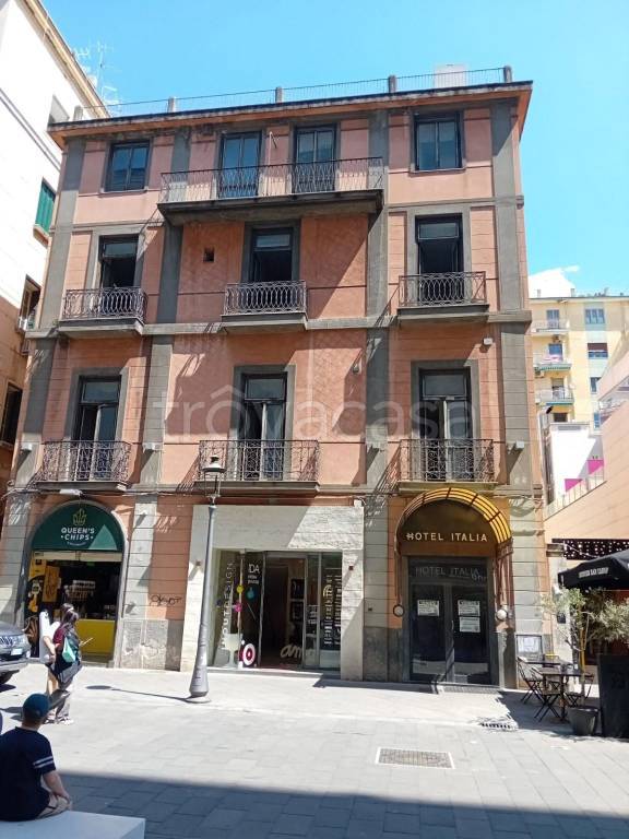 negozio in vendita a Salerno in zona Centro Città