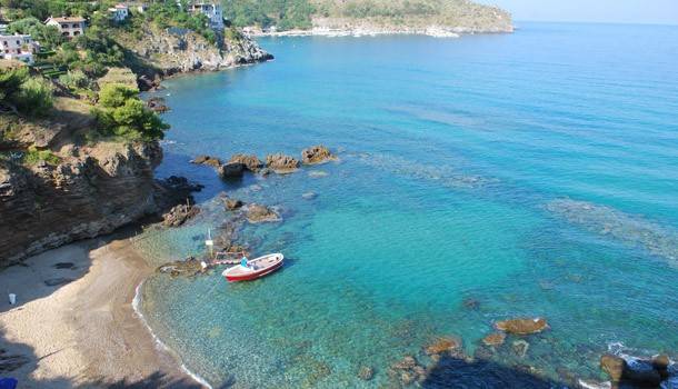 negozio in vendita a Salerno in zona Porto