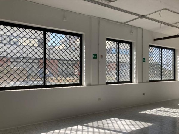 negozio in vendita a Salerno in zona Pastena