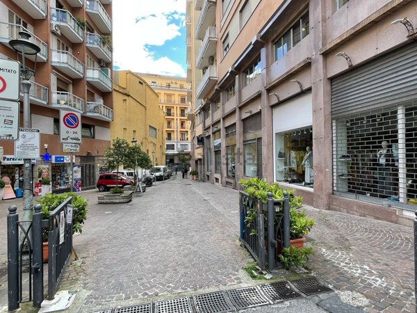 locale commerciale in vendita a Salerno in zona Centro Città