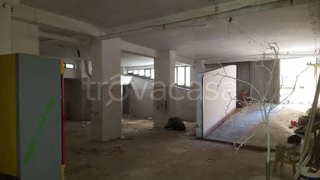 negozio in vendita a Salerno in zona Mercatello