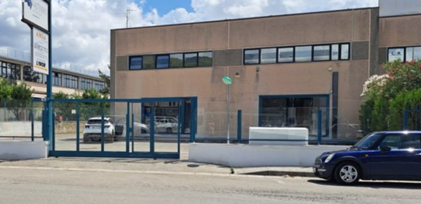 negozio in vendita a Salerno in zona Zona Industriale