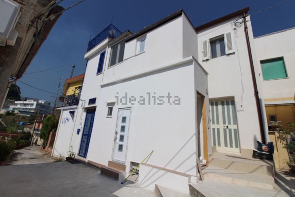casa indipendente in vendita a Salerno in zona Torrione