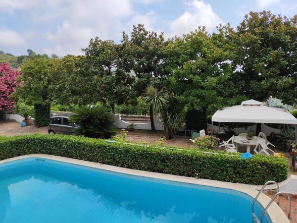 casa indipendente in vendita a Salerno in zona Centro Città