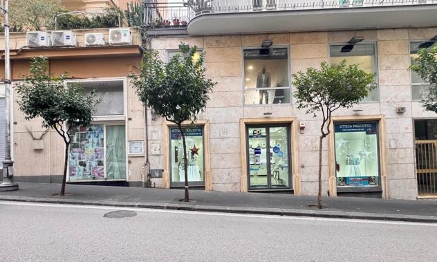 negozio in vendita a Salerno in zona Centro Città