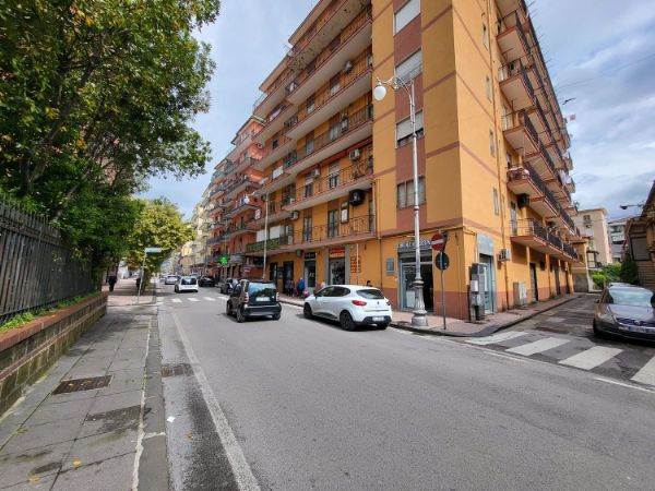 negozio in vendita a Salerno in zona Torrione