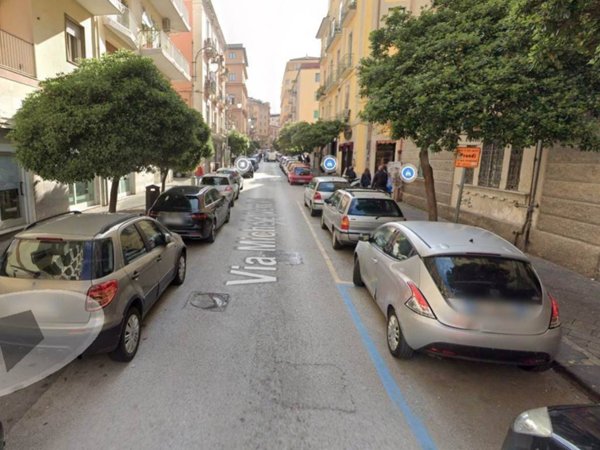 negozio in vendita a Salerno in zona Arce-Vernieri