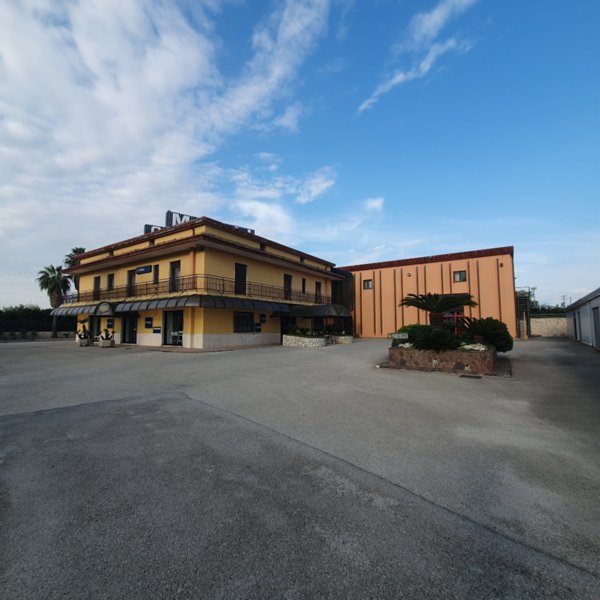 locale commerciale in vendita a Salerno