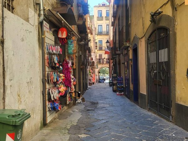 negozio in vendita a Salerno in zona Centro Città
