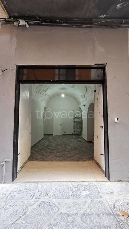 locale commerciale in vendita a Salerno in zona Centro Città