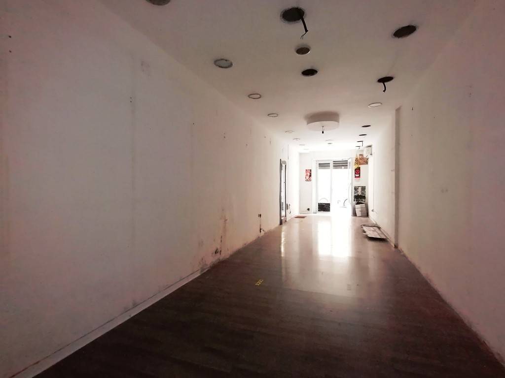 negozio in vendita a Salerno in zona Centro Città