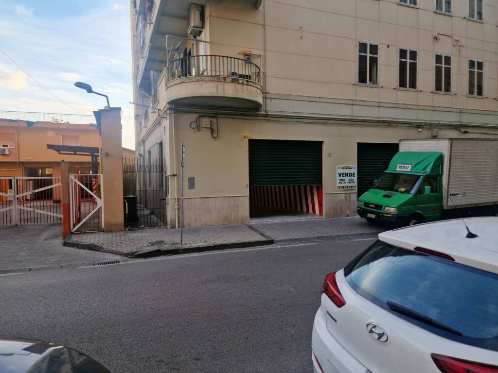 locale commerciale in vendita a Salerno in zona Porto